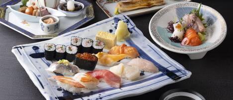 Variedad de platos de sushi.