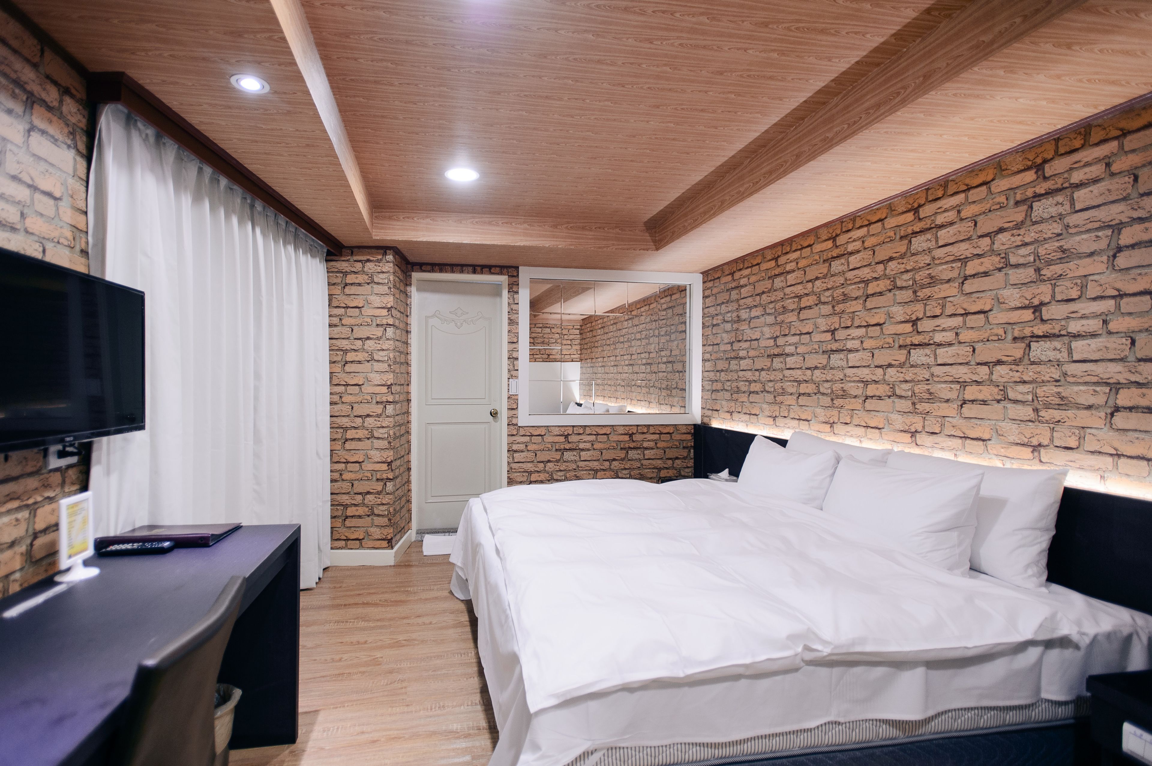 Standard Double Room | 1 bedroom, individually decorated, desk, soundproofing