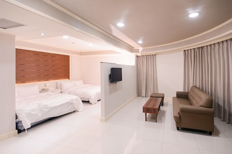 1 habitación, decoración personalizada y escritorio