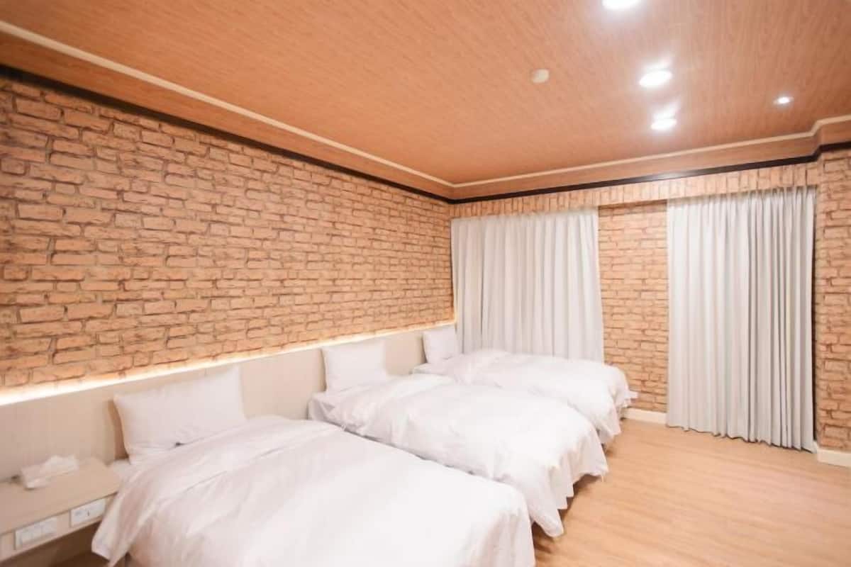 1 Schlafzimmer, individuell dekoriert, Schreibtisch