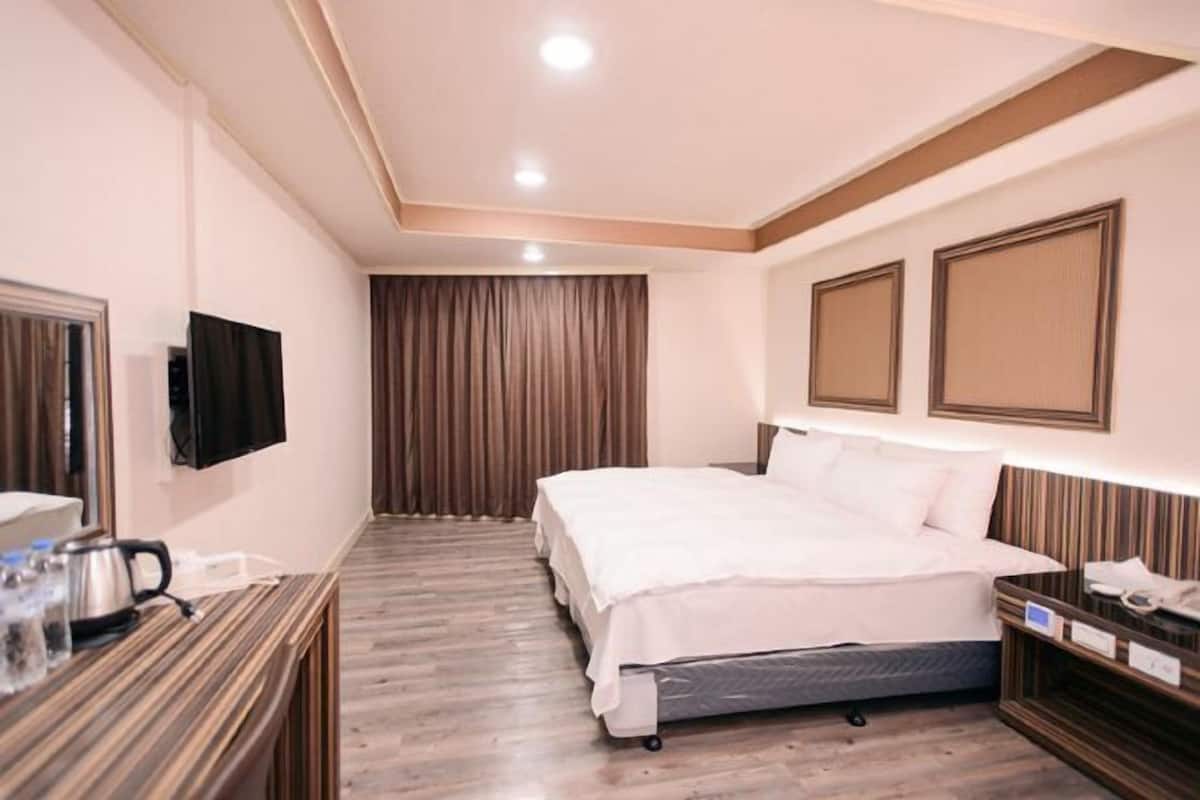 1 Schlafzimmer, individuell dekoriert, Schreibtisch