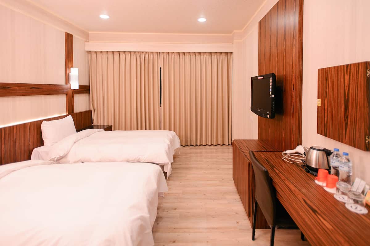 1 bedroom, individually decorated, desk, soundproofing