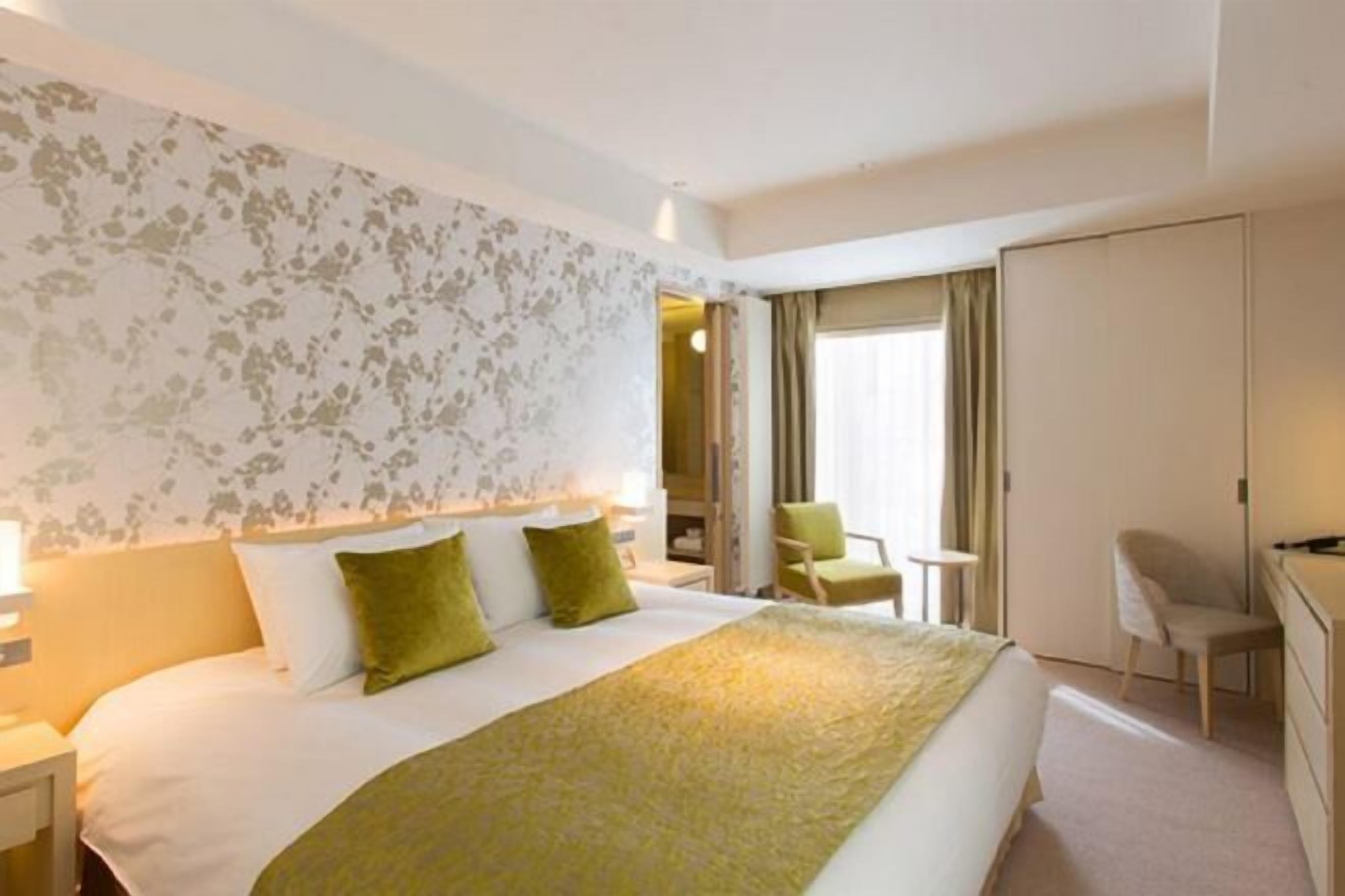 Premium bedding, down duvets, in-room safe, desk