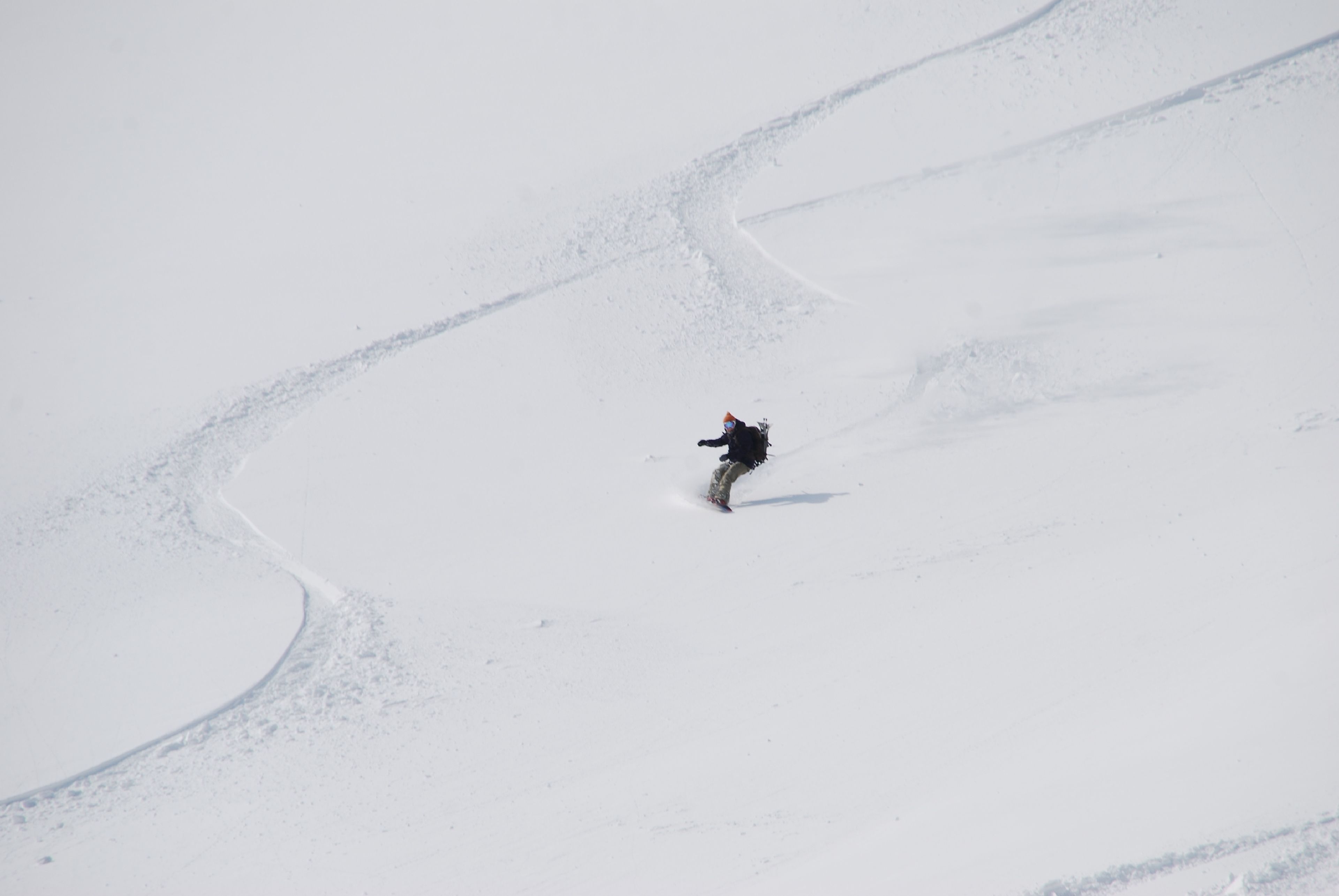 Un snowboardeur sur une pente enneigée.