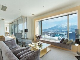 Una televisión de pantalla plana, un reproductor de DVD