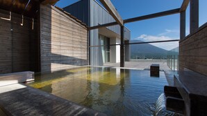 A modern spa with a wooden deck and a hot tub. - Chalet Ivy Hirafu (Kutchan)
