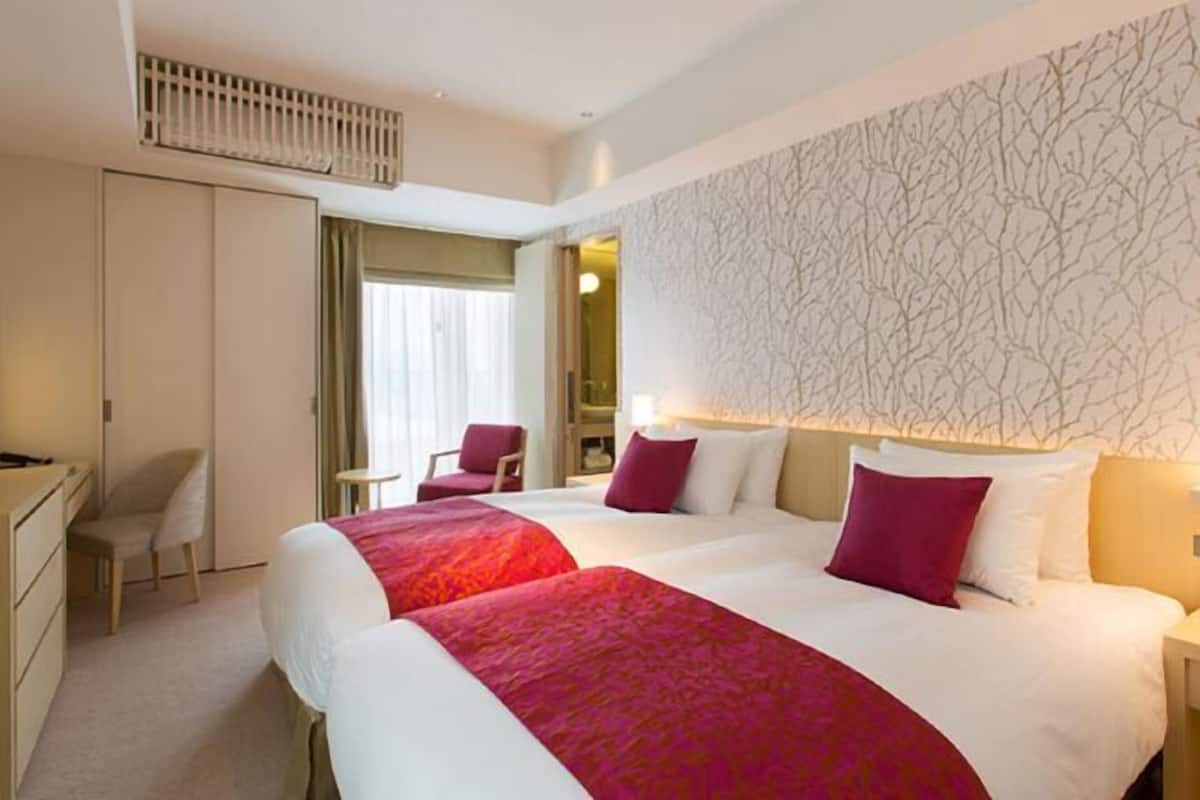1 bedroom, premium bedding, down comforters, in-room safe