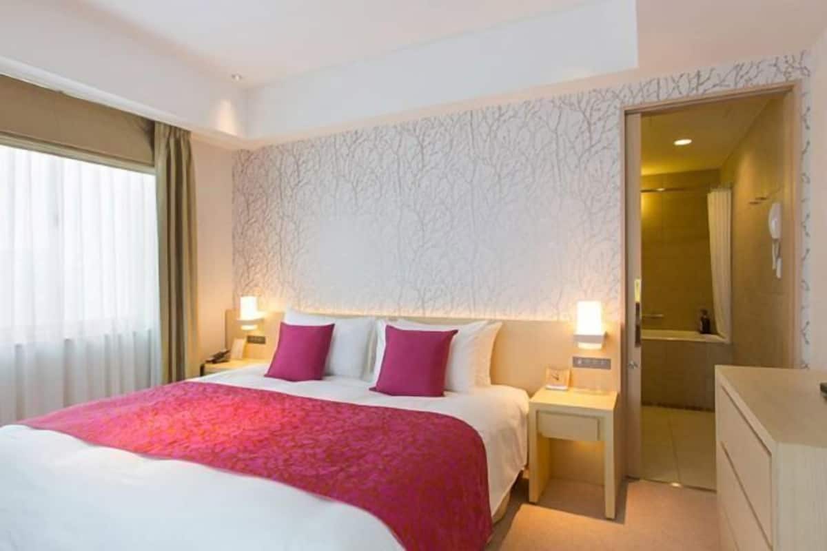 1 bedroom, premium bedding, down comforters, in-room safe
