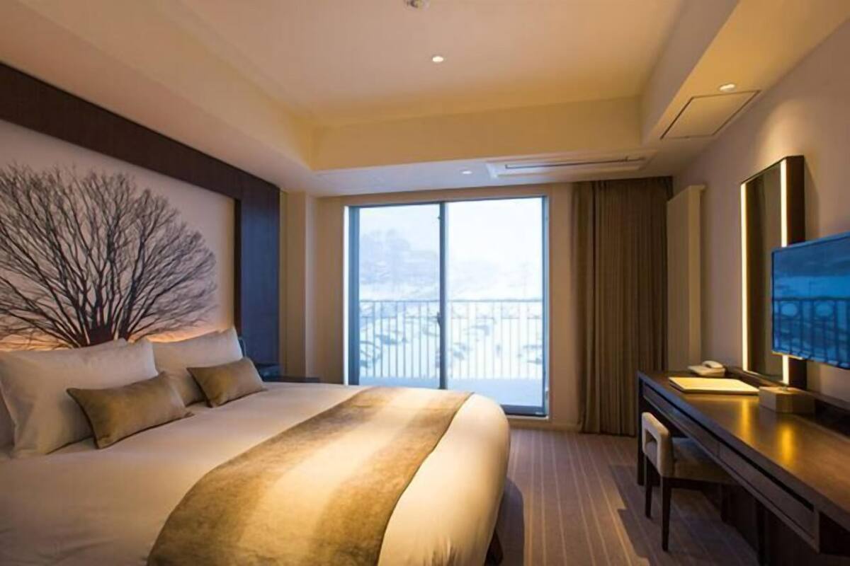 Premium bedding, down comforters, in-room safe, desk