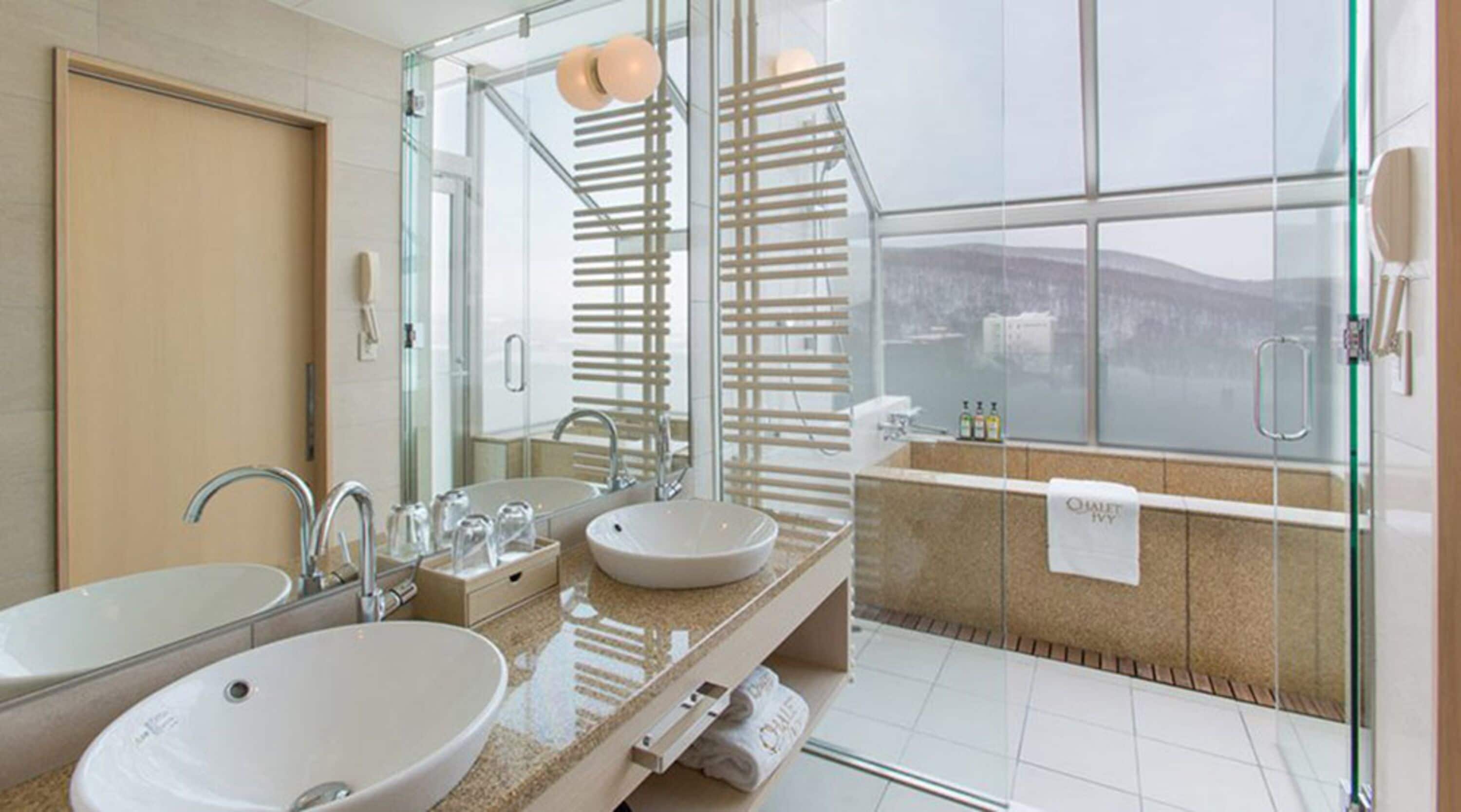 panoramic penthouse, 4 bedrooms | bathroom | shower, free toiletries, hair dryer, slippers