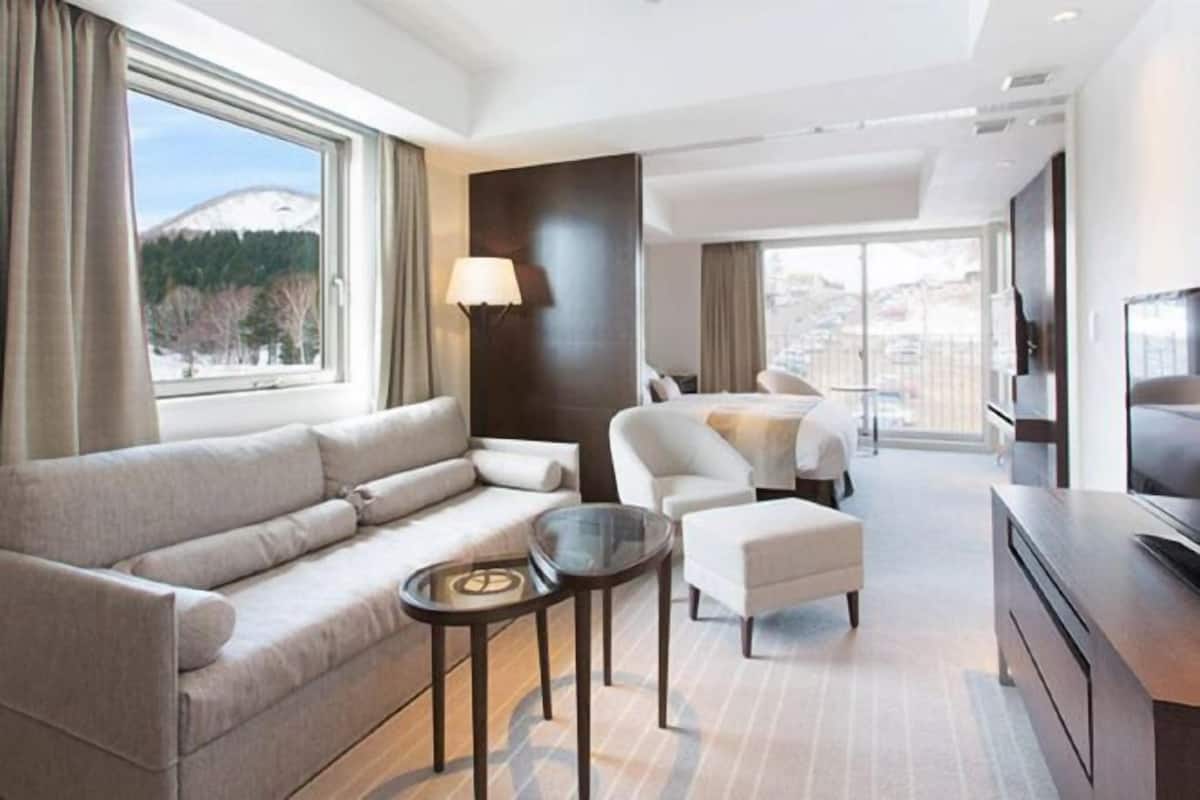 Living area | Flat-screen TV, DVD player