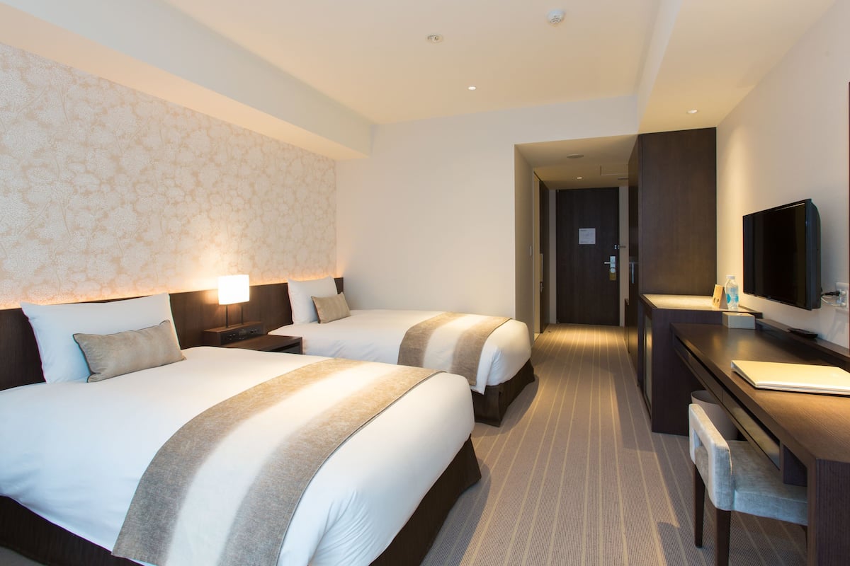 1 bedroom, premium bedding, down comforters, in-room safe
