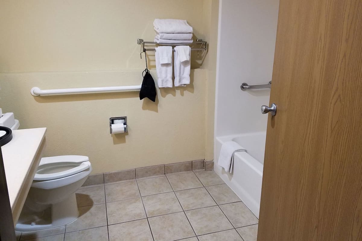 Bathroom | Combined shower/bathtub, free toiletries, hair dryer, towels