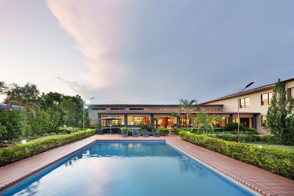 Una piscina al aire libre