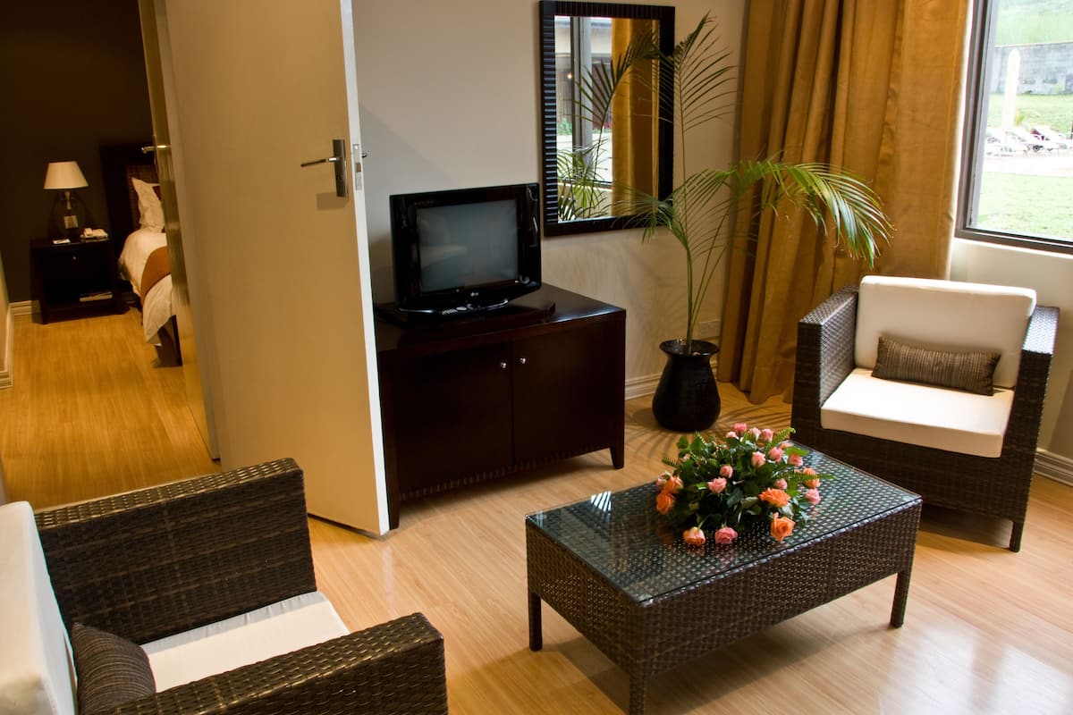 room, 1 king bed, mountain view | living area | flat-screen tv