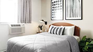 Escritorio y ropa de cama