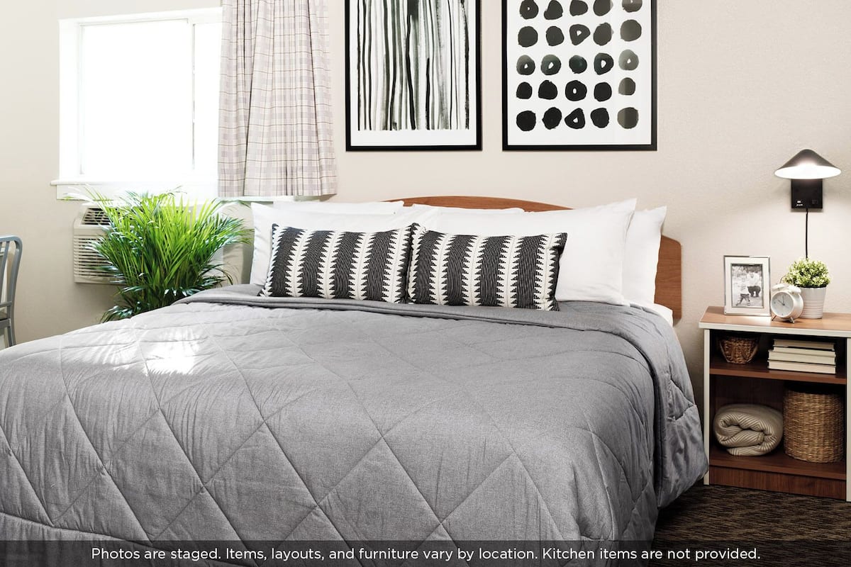 Habitación Premium, 1 cama King size y sofá cama | Escritorio y ropa de cama
