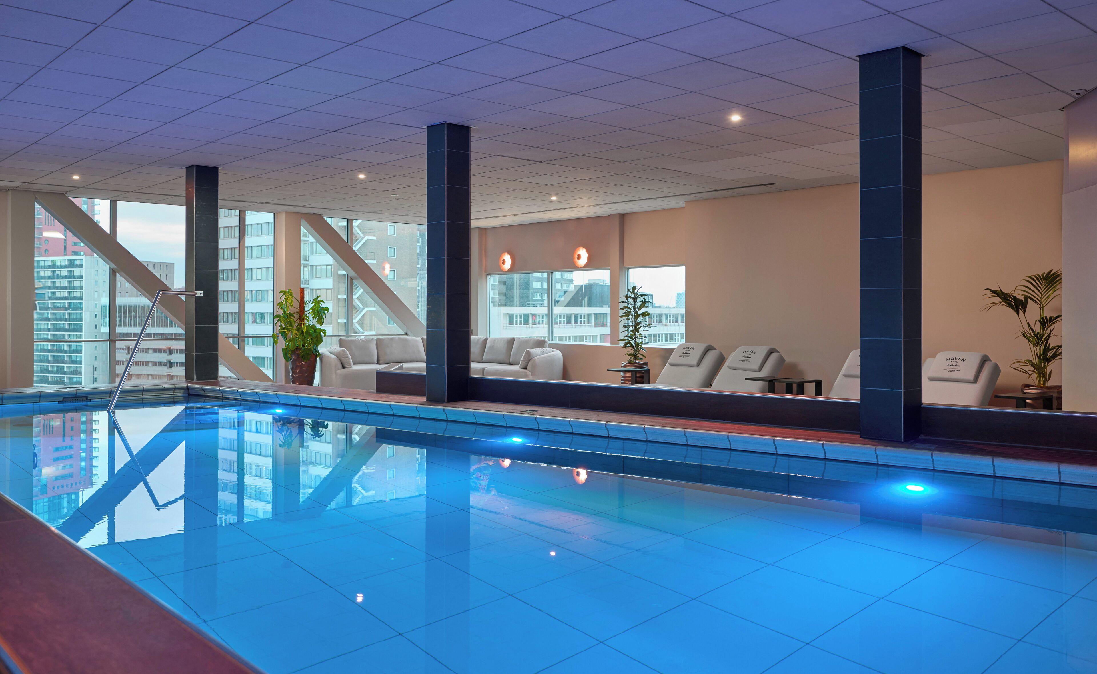 Piscine couverte, accès possible de 07 h 00 à 23 h 00, chaises longues 