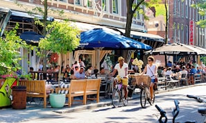 Hi ha 2 restaurants amb plats de cuina internacional