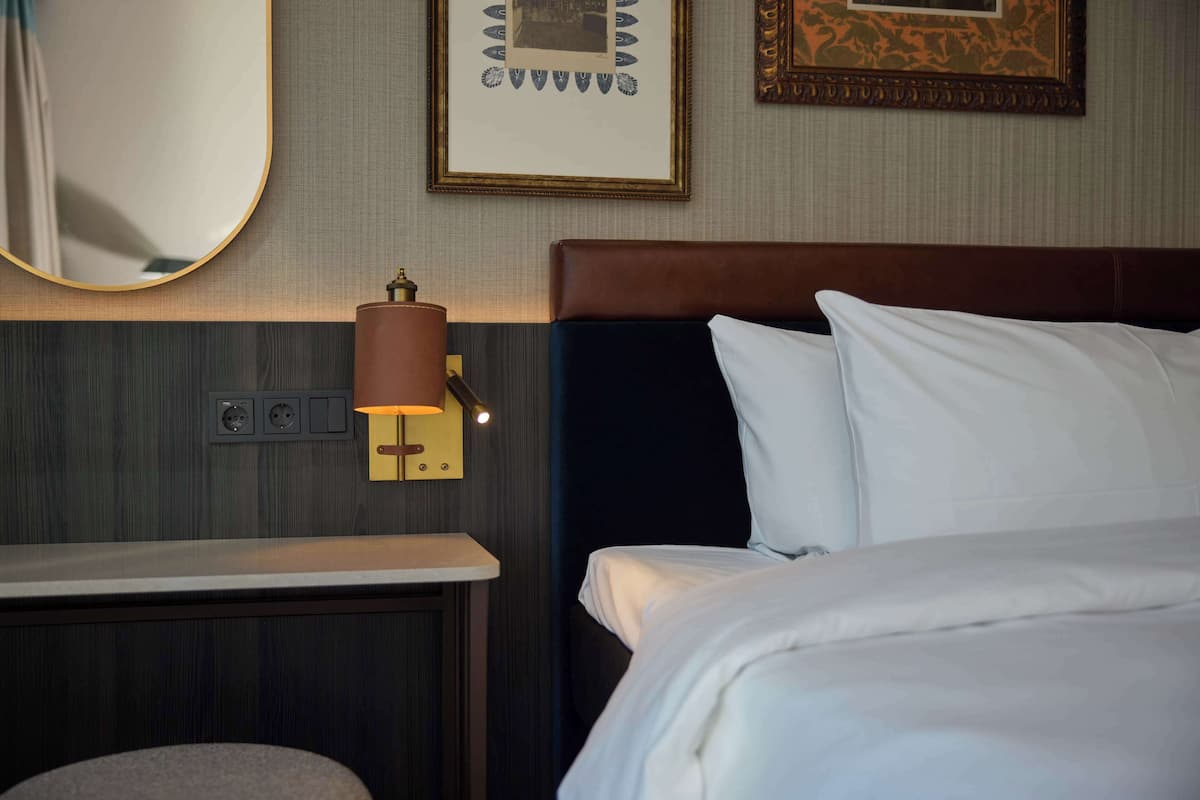 Premium bedding, down comforters, minibar, in-room safe