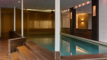 Alberca techada, acceso de 07:00 a 23:00, y camastros