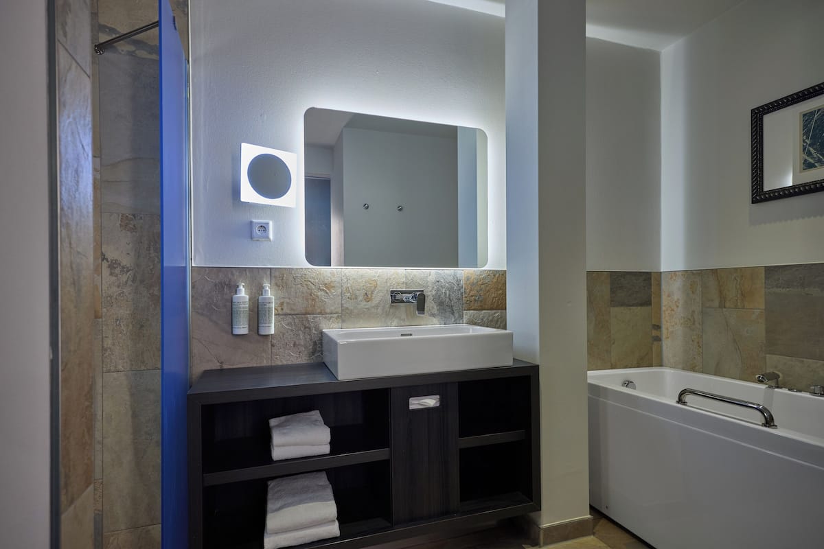 Chambre Familiale, 1 très grand lit, chambres communicantes | Salle de bain | Baignoire et douche séparées, baignoire à jets