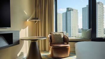 Luxe beddengoed, donzen dekbedden, een minibar, een kluis op de kamer