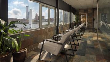 Een sauna, een stoombad, 2 behandelingsruimtes