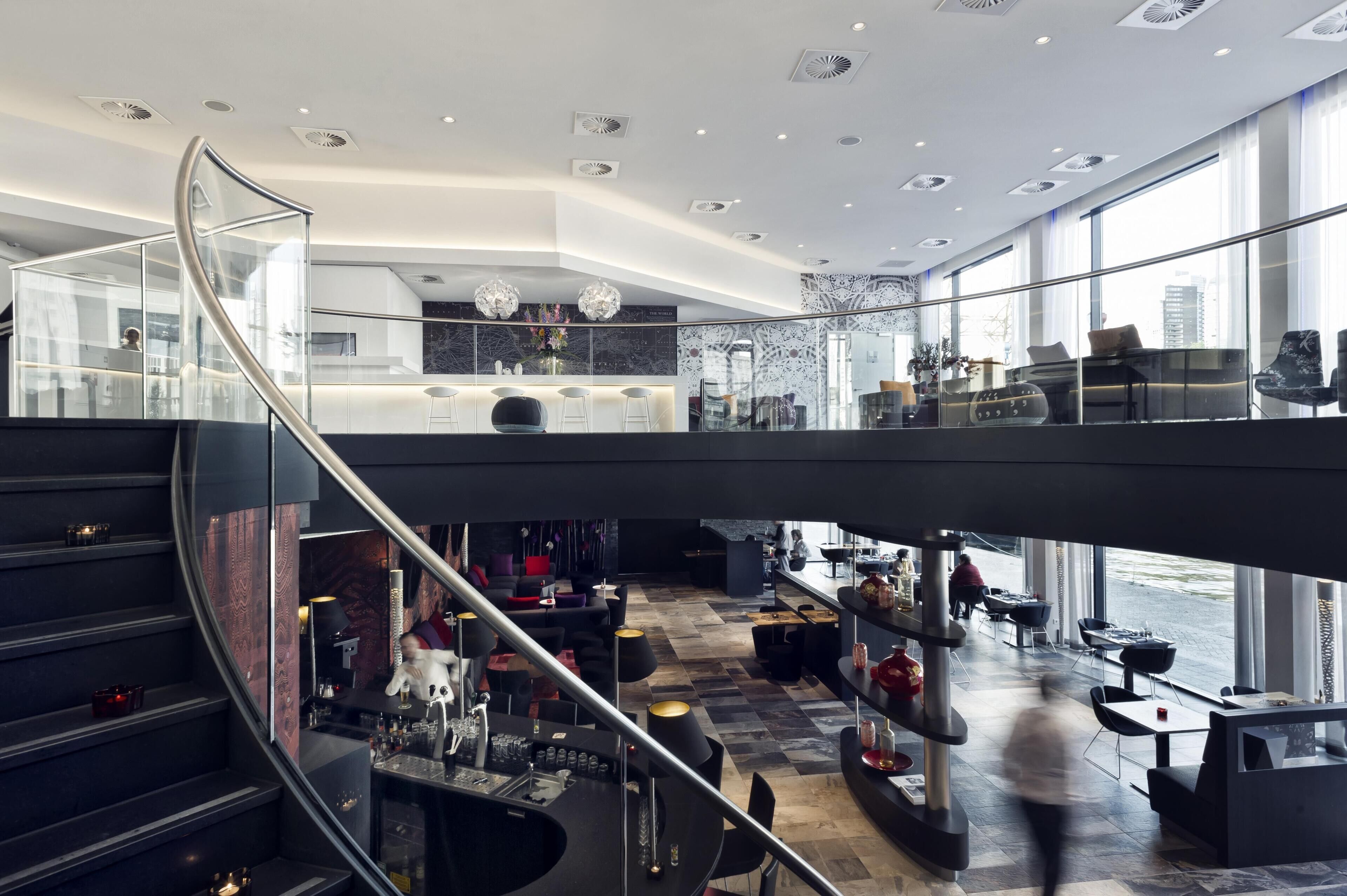 Serves breakfast and lunch