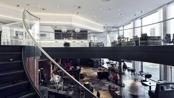 Serves breakfast and lunch