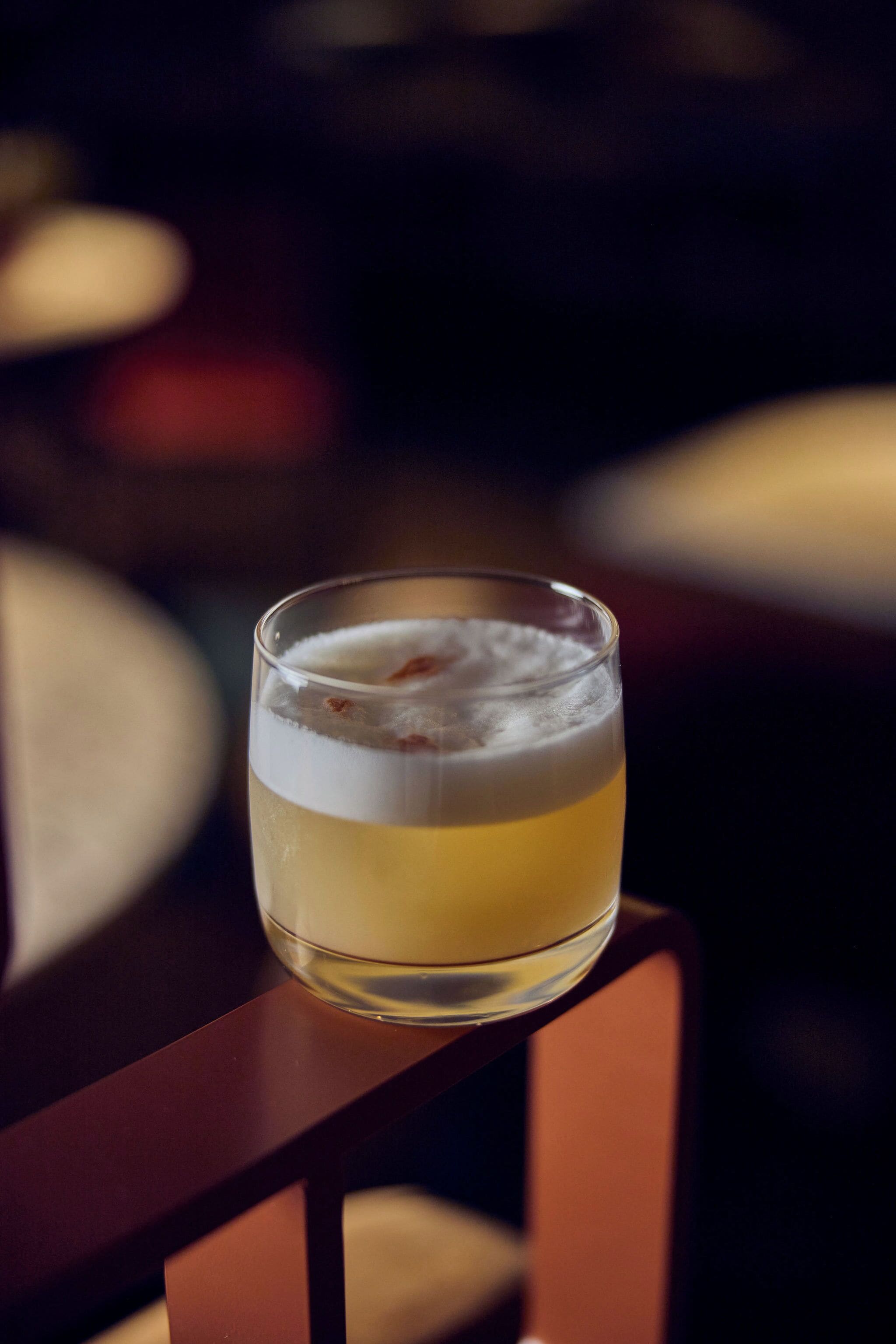 Una cerveza en un mostrador de bar de madera.