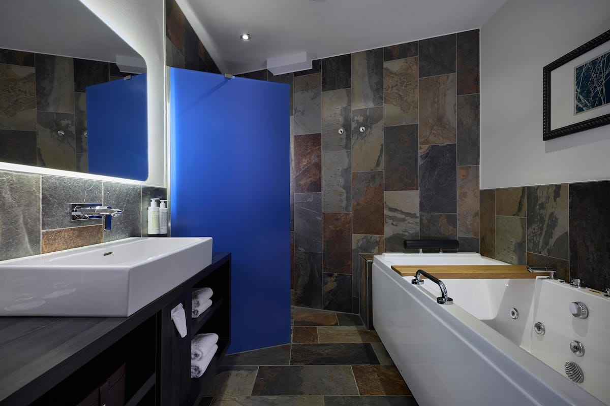 separate bathtub and shower, jetted bath, free toiletries, hair dryer