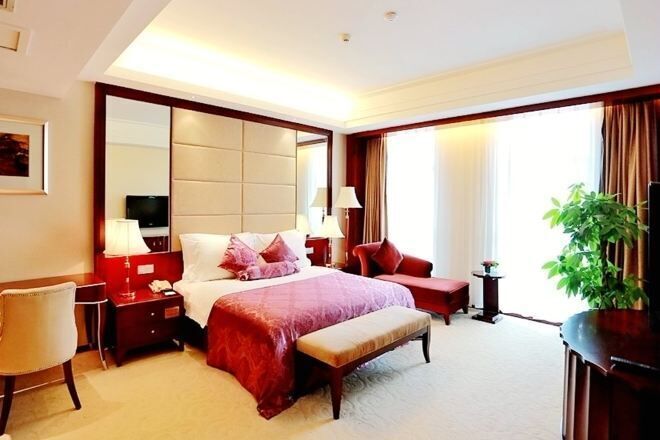 Bar mini, peti besi dalam bilik, katil bayi/kot, jam penggera 