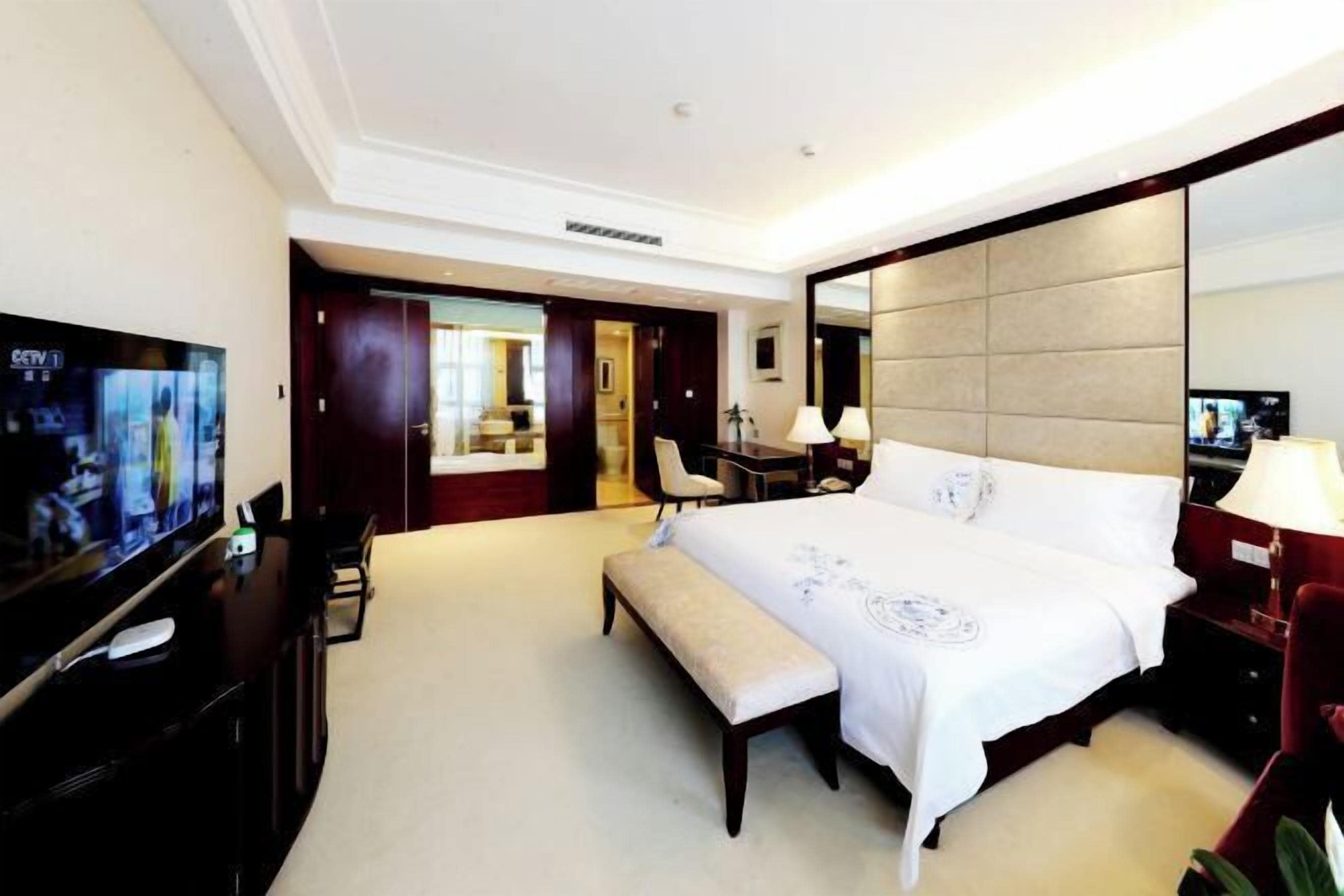 Minibar, Zimmersafe, Babybetten, Wecker