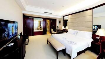 Minibar, Zimmersafe, Babybetten, Wecker