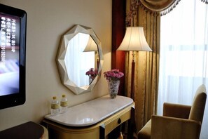 Minibar, két bảo mật tại phòng, nôi/giường cho trẻ sơ sinh 