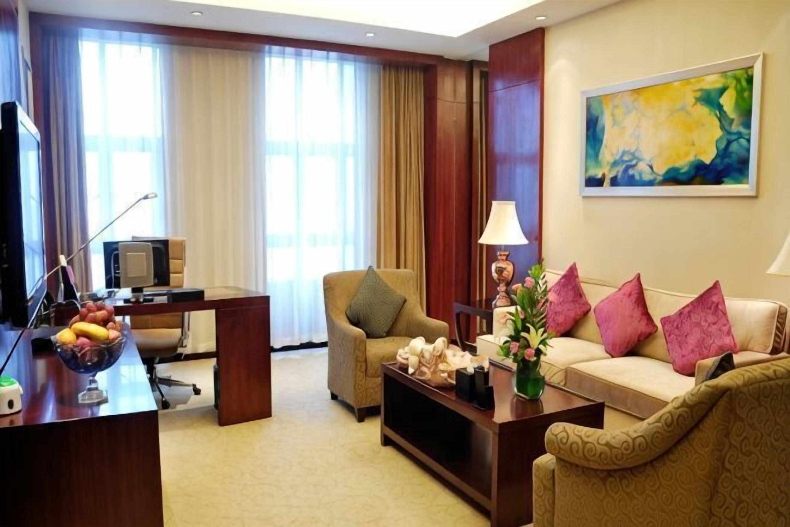Minibar, caja de seguridad en la habitación, cunas y despertador 