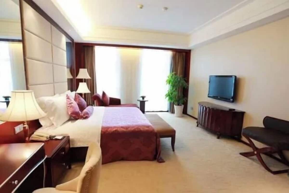 Minibaari, tallelokero huoneessa, vauvansängyt, herätyskellot