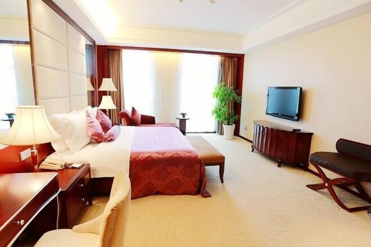 Minibar, in-room safe, cots/infant beds, alarm clocks