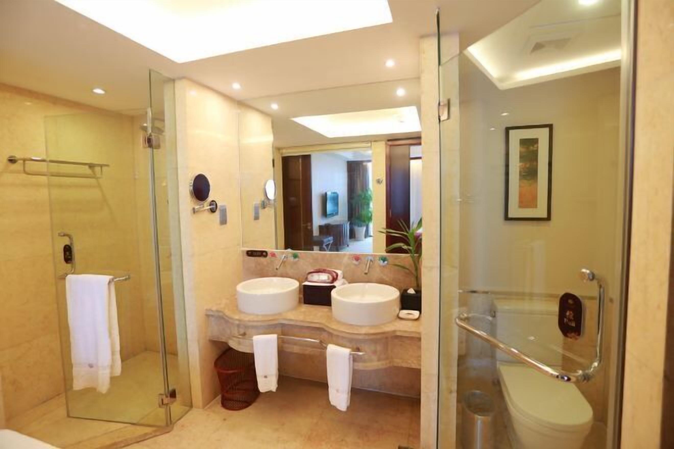 Minibar, safe på rommet, barnesenger og vekkerklokke