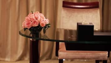 ميني بار وخزنة داخل الغرفة وأسرّة أطفال/رضّع ومُنبهات