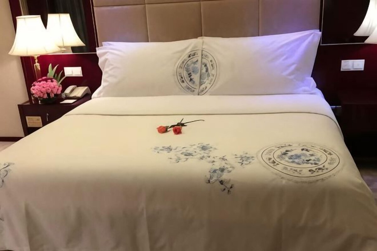 Minibar, brankas, tempat tidur bayi, dan jam alarm