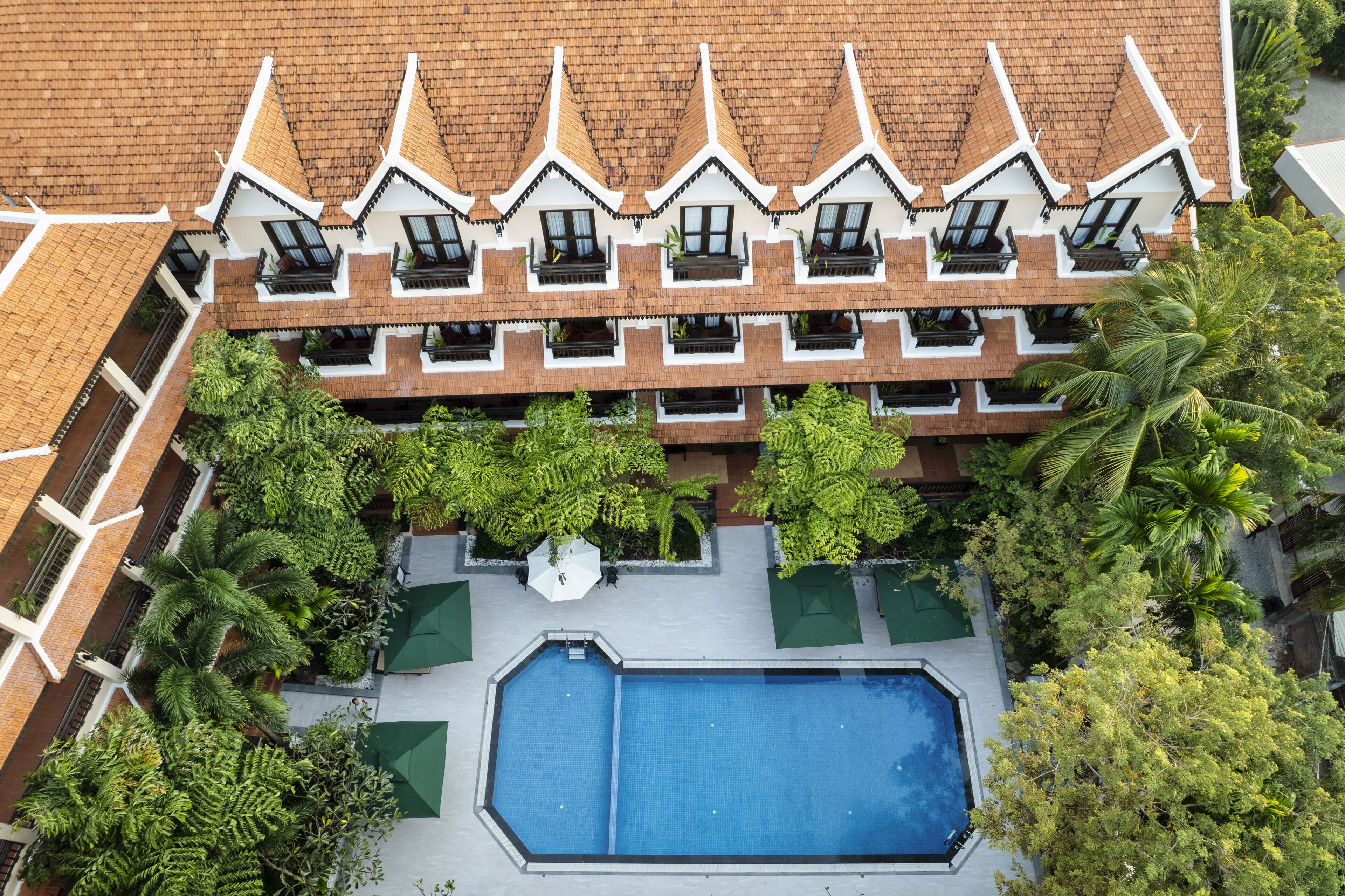 室外泳池；07:30 至 21:00 開放；泳池傘、躺椅