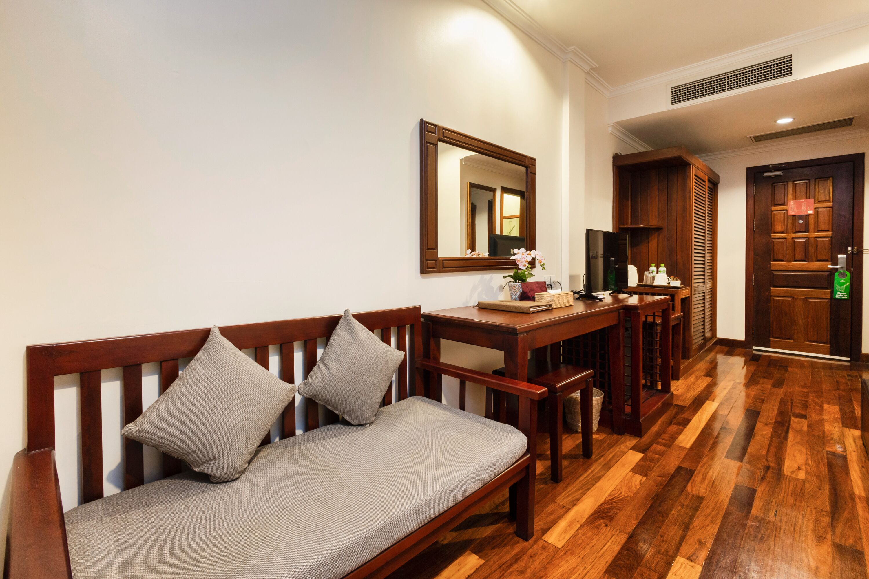 Kamar Deluks, pemandangan kolam renang | Seprai premium, minibar, brankas, dan meja kerja