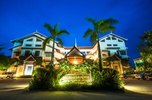 Un edificio tradicional de varios pisos con un letrero que indica que es el Siam Biemreap Hotel.