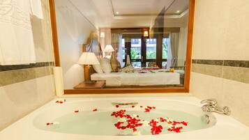 Habitación Premier (Cabana) | Baño | Amenidades de baño de diseñador, secadora de cabello, batas, pantuflas