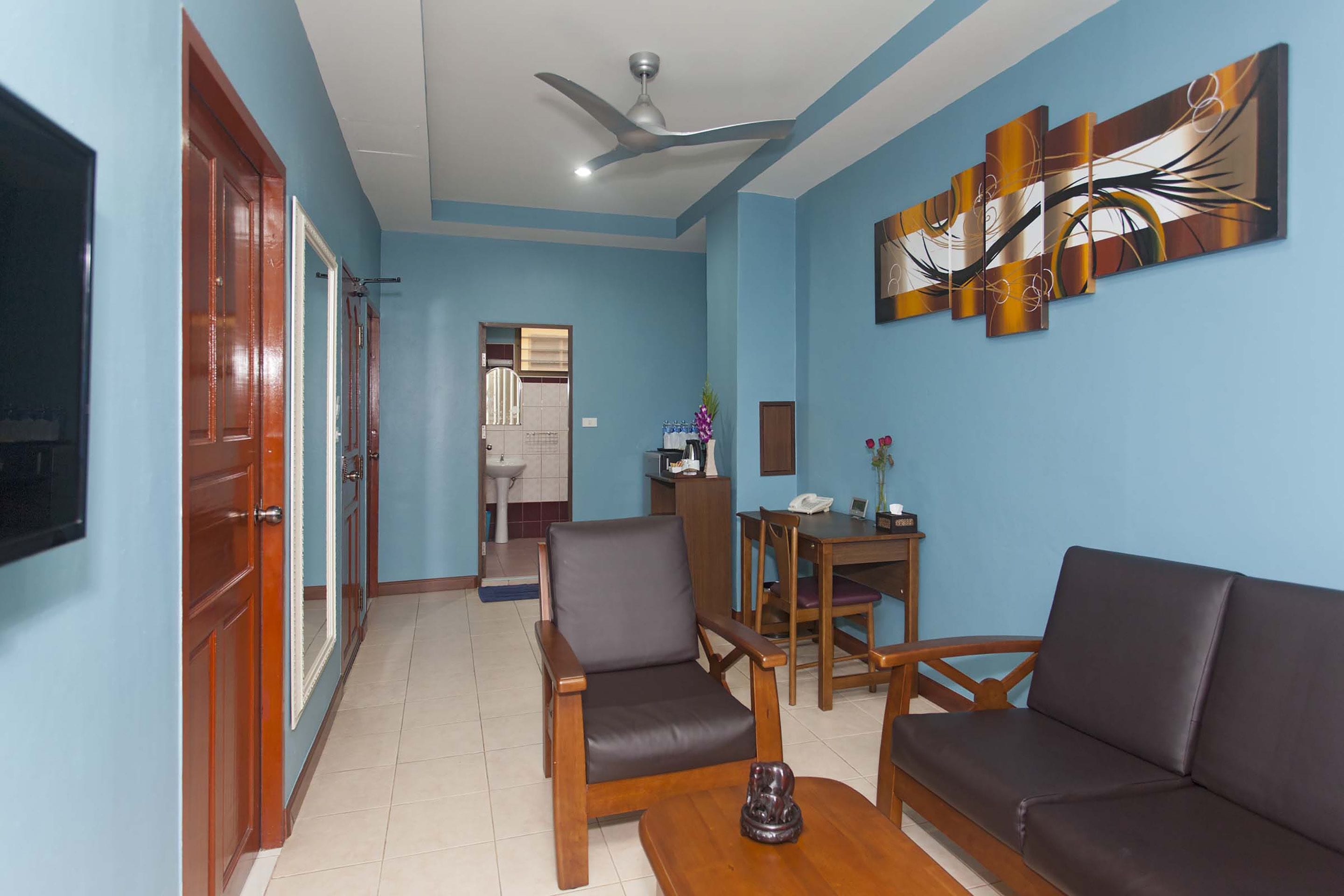 family suite, 2 bedrooms | living room