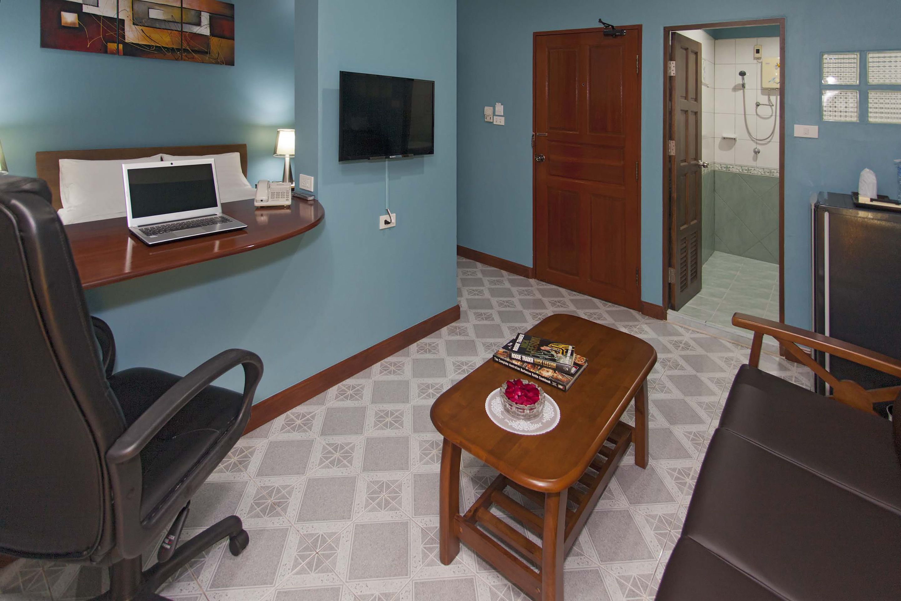 superior double room, 1 king bed | living room