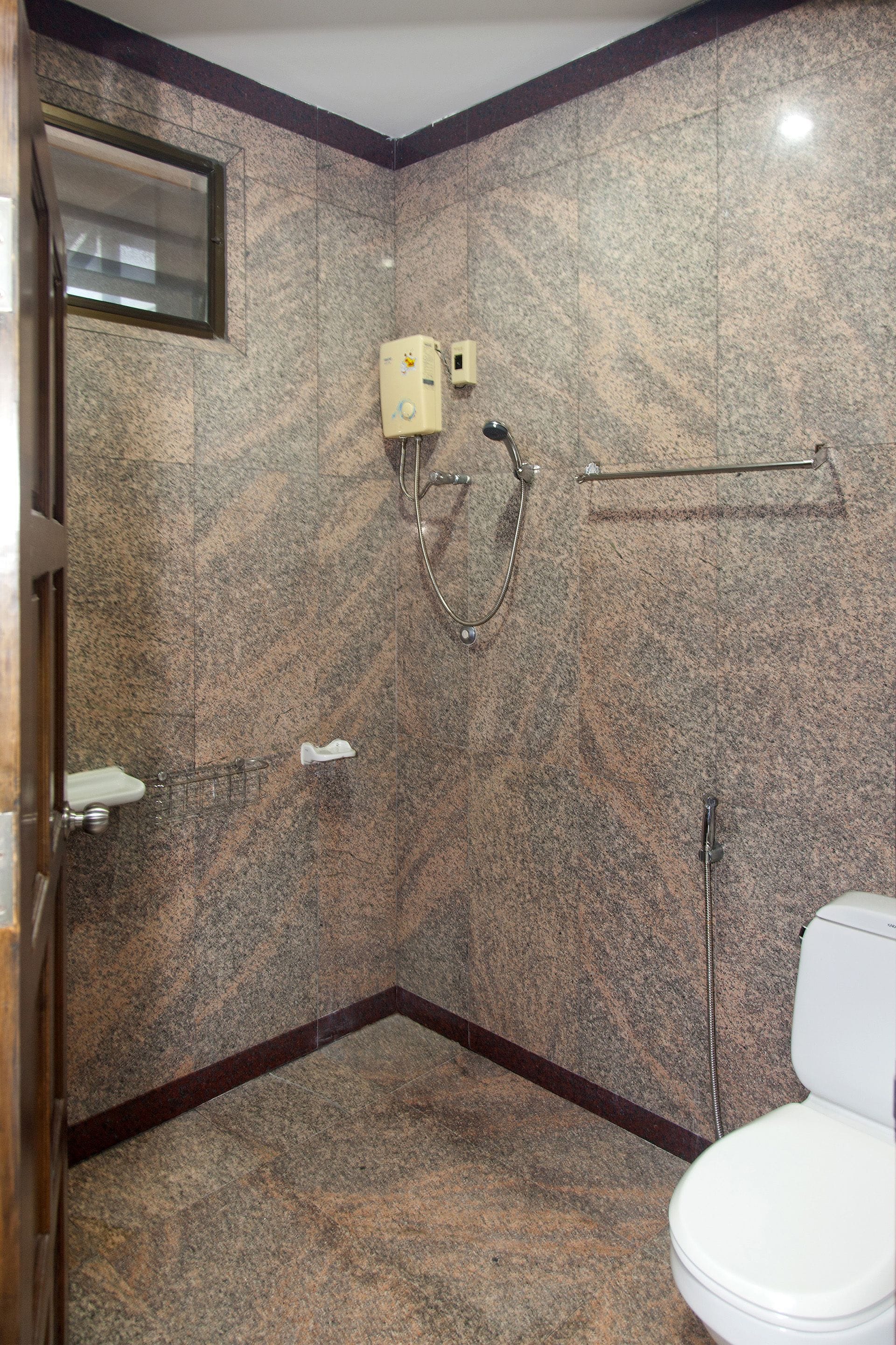 shower, hydromassage showerhead, free toiletries, hair dryer