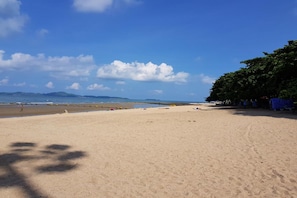 Beach nearby, white sand, sun loungers, beach umbrellas - Pattaya Garden Apartments Boutique Hotel (Pattaya)